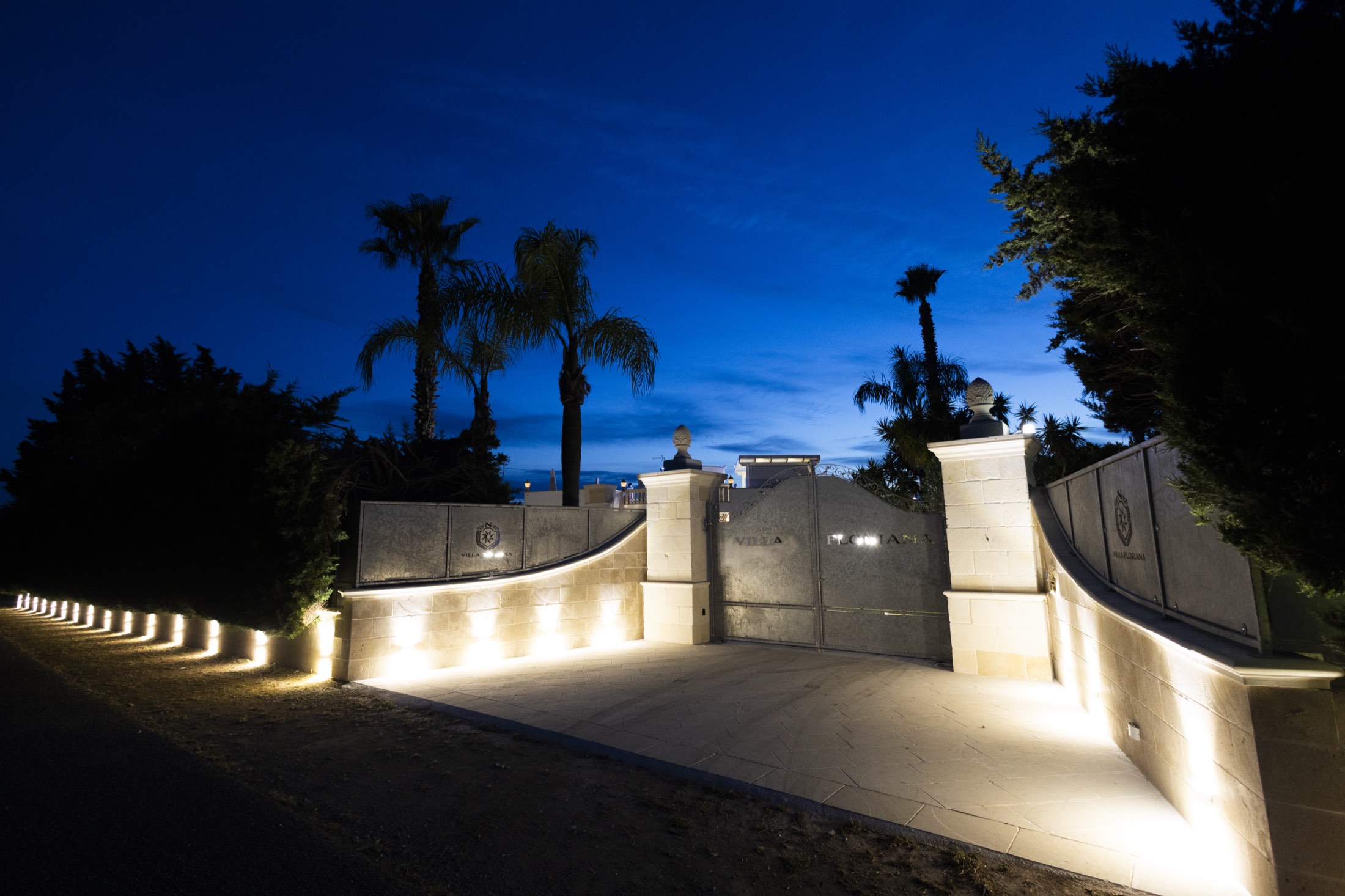 Esterno luminoso della villa con architettura chiara