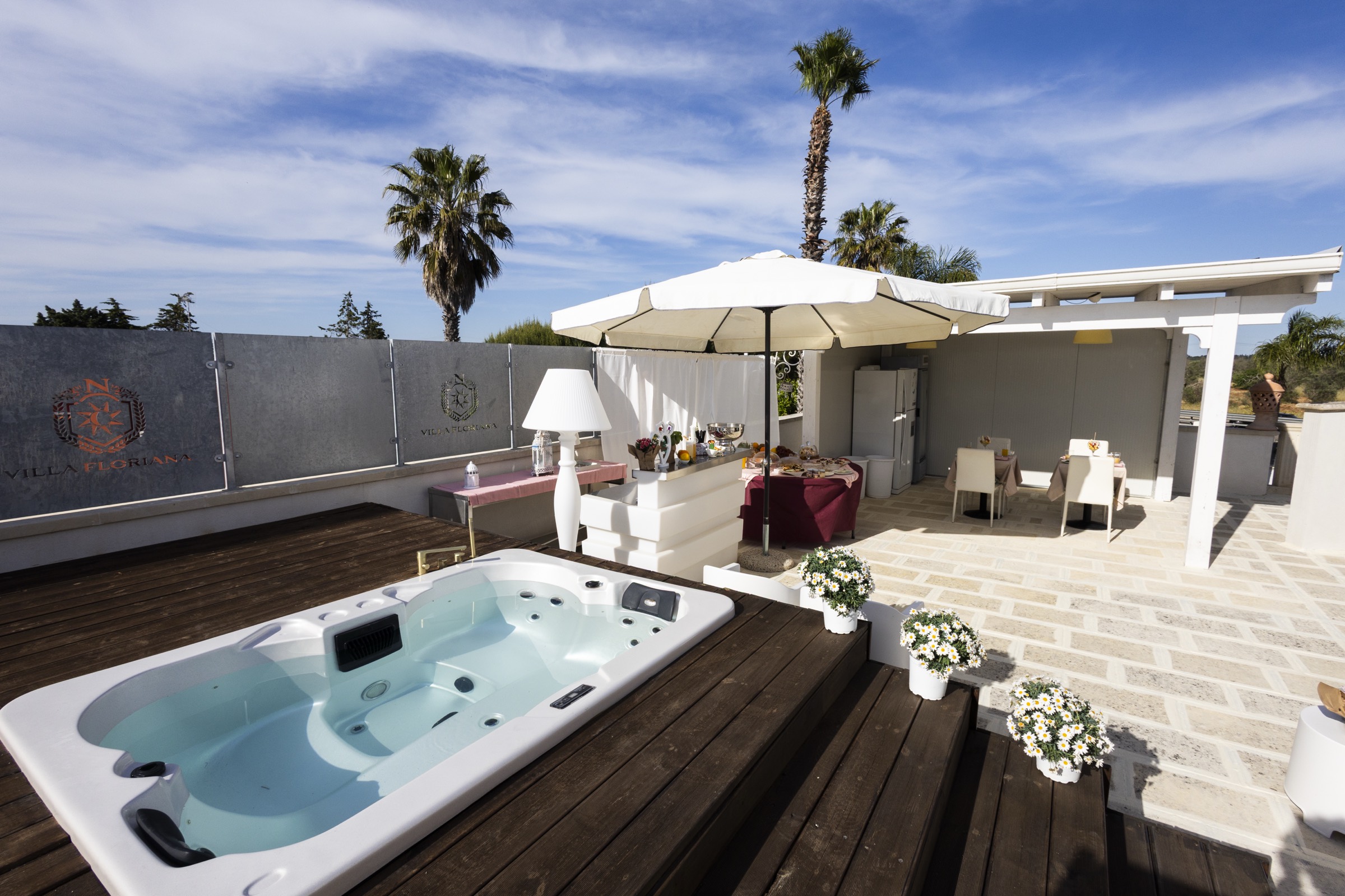 Rooftop luminoso con area relax e idromassaggio