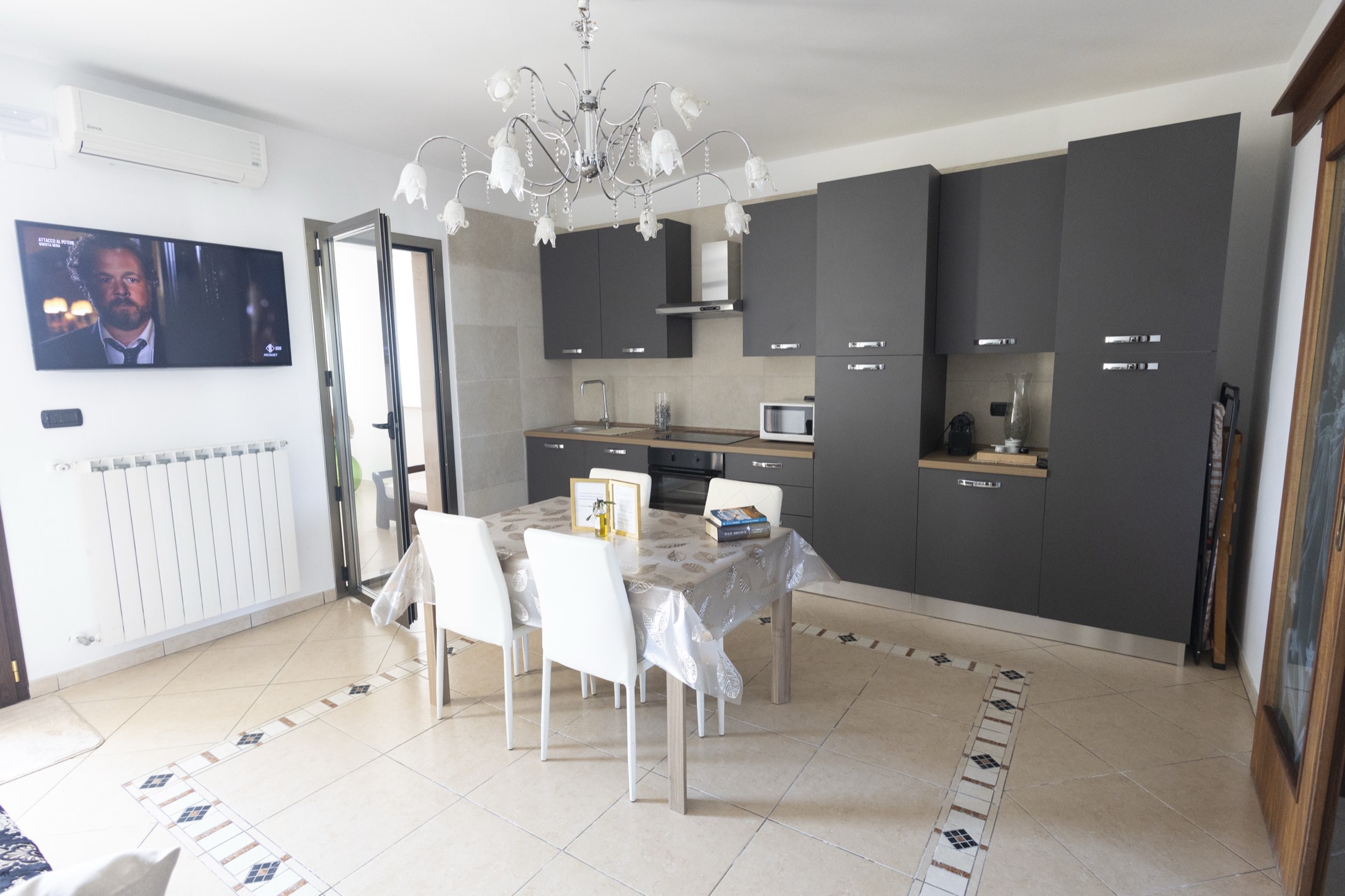 Appartamento Stella con living chiaro e cucina elegante